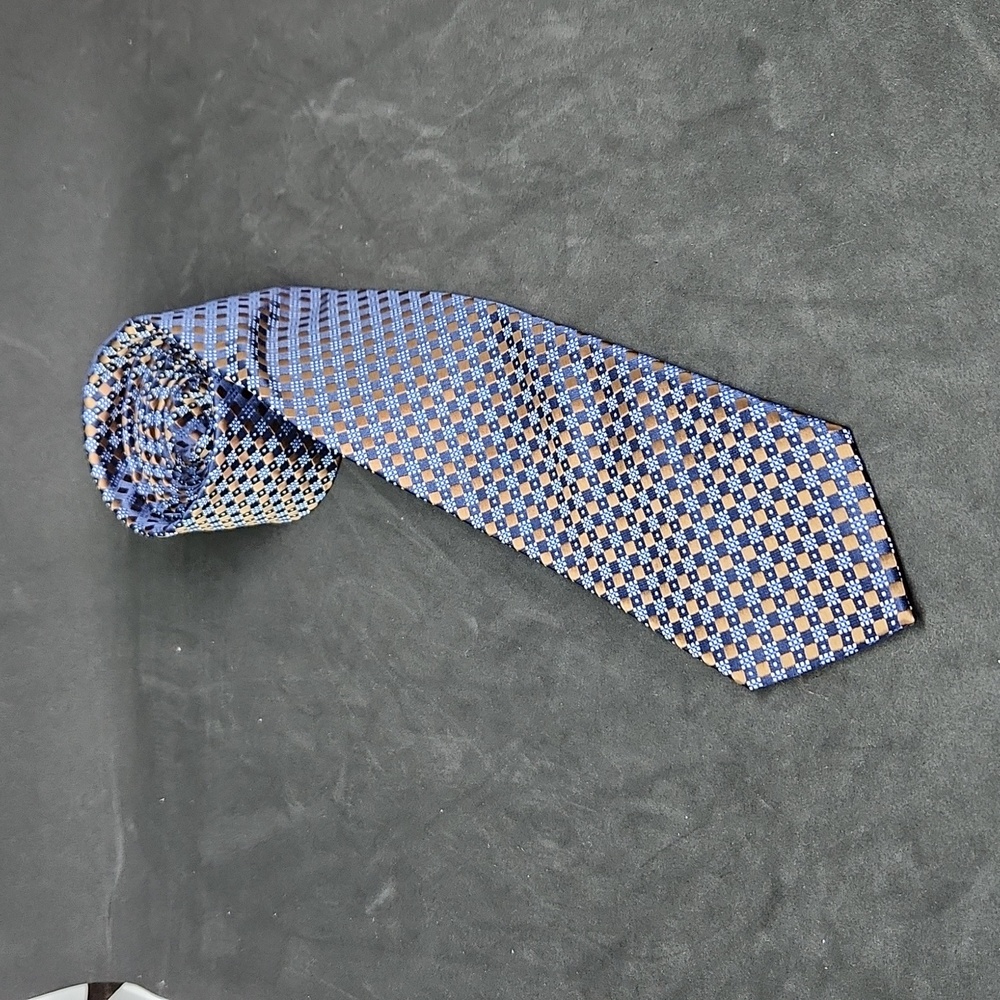 Cornelli geometric micro fiber tie